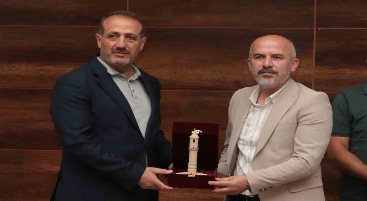 Dede Korkut Şiir Yarışmasında derece elde eden şairlere ödülleri verildi
