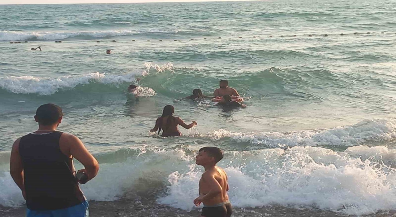 Denizde akıntıya kapılan 3 kız çocuğunun ölümle, yaşam arasındaki mücadele anları kamerada