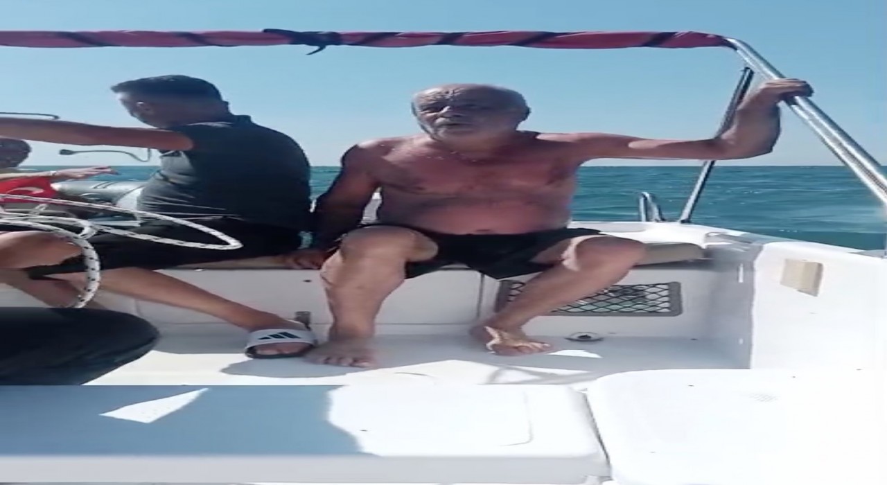 Denizde boğulma tehlikesi geçiren şahsı vatandaşlar kurtardı