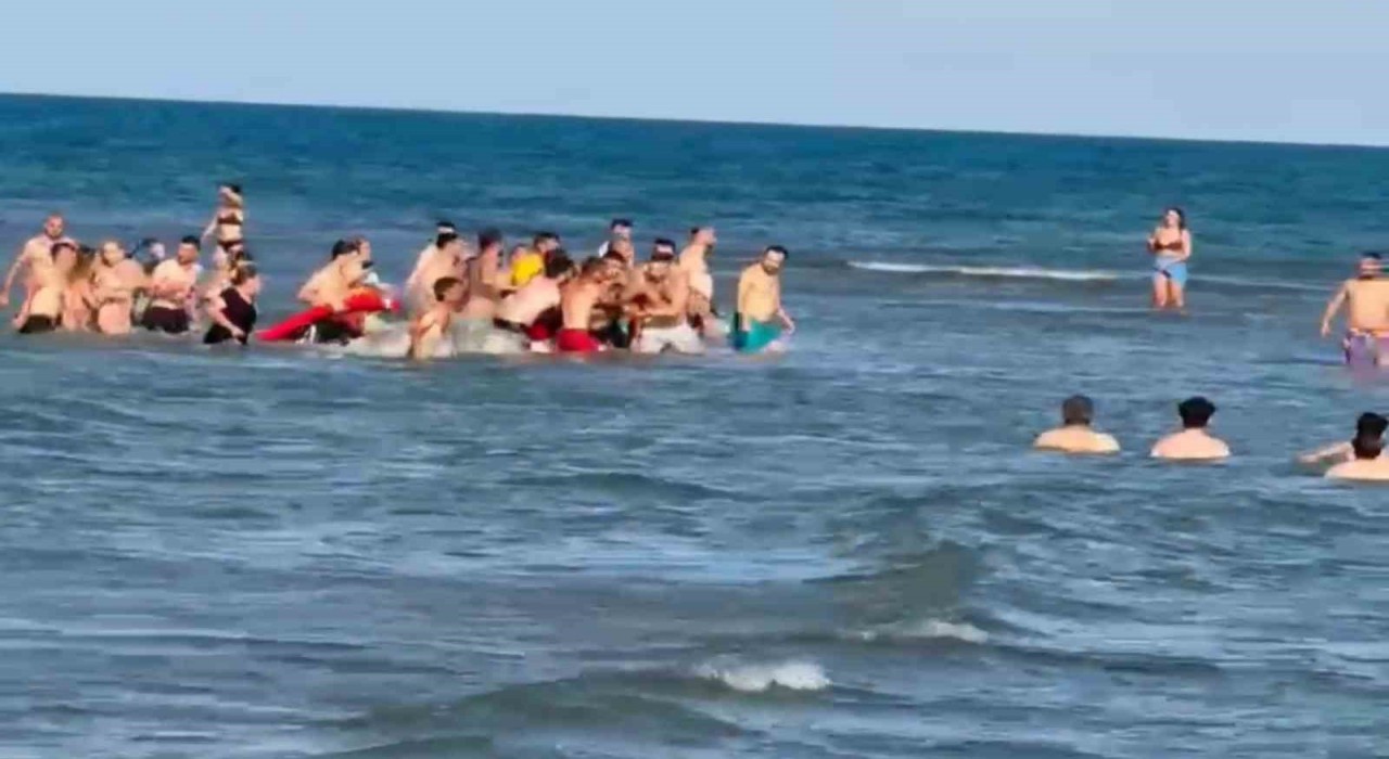 Denize giren aynı aileden 2si çocuk 3 kişi boğulma tehlikesi geçirerek hastaneye kaldırıldı