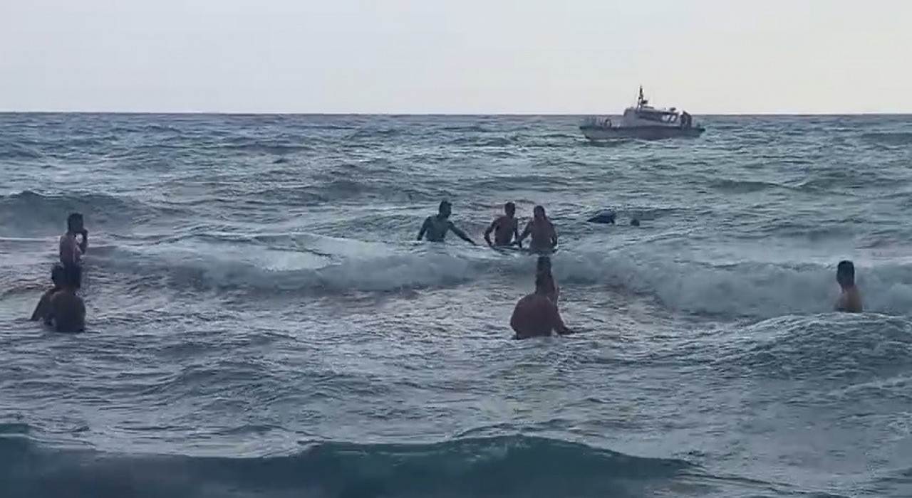 Denize giren yabancı uyruklu şahsın boğulma tehlikesi yaşadığı anlar kamerada