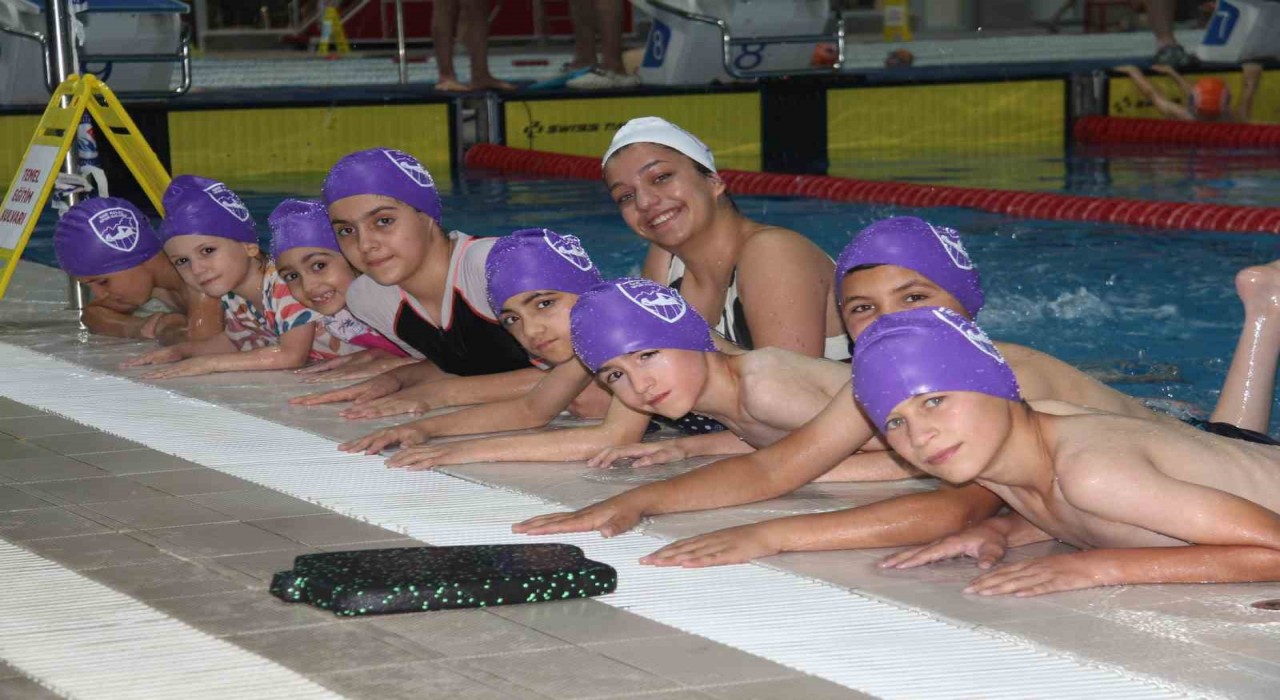 Denizi olmayan Gaziantepte günlük 3 bin kişiye yüzme öğretiliyor