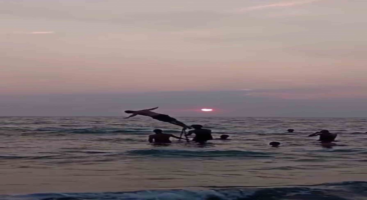 Denizin ortasına merdiven kurup, üzerinden atlayarak eğlendiler