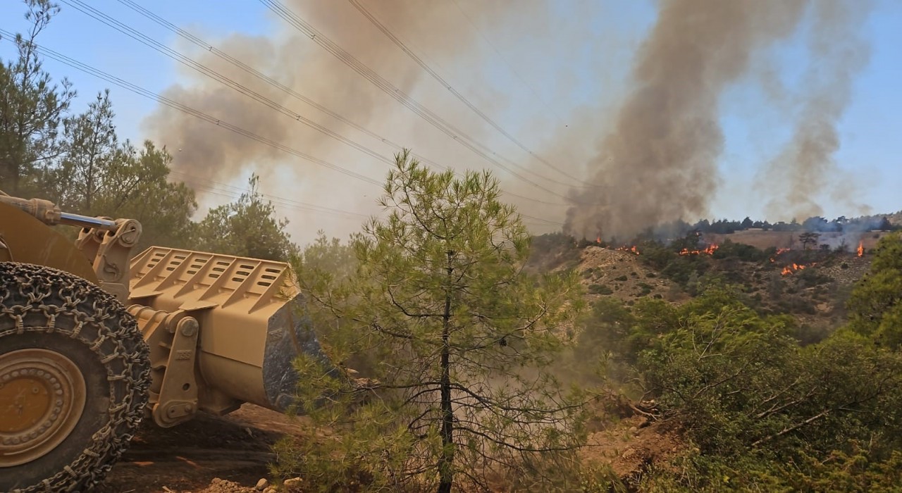 Denizlide makilik alanda çıkan orman yangınına müdahale ediliyor