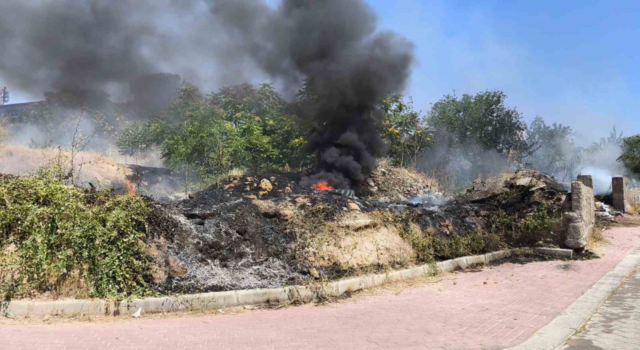 Denizlide örtü yangını evlere sıçramadan söndürüldü
