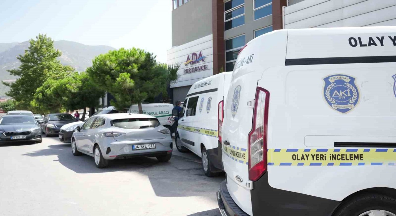 Denizlide polis memuru kaldığı apartta ölü bulundu