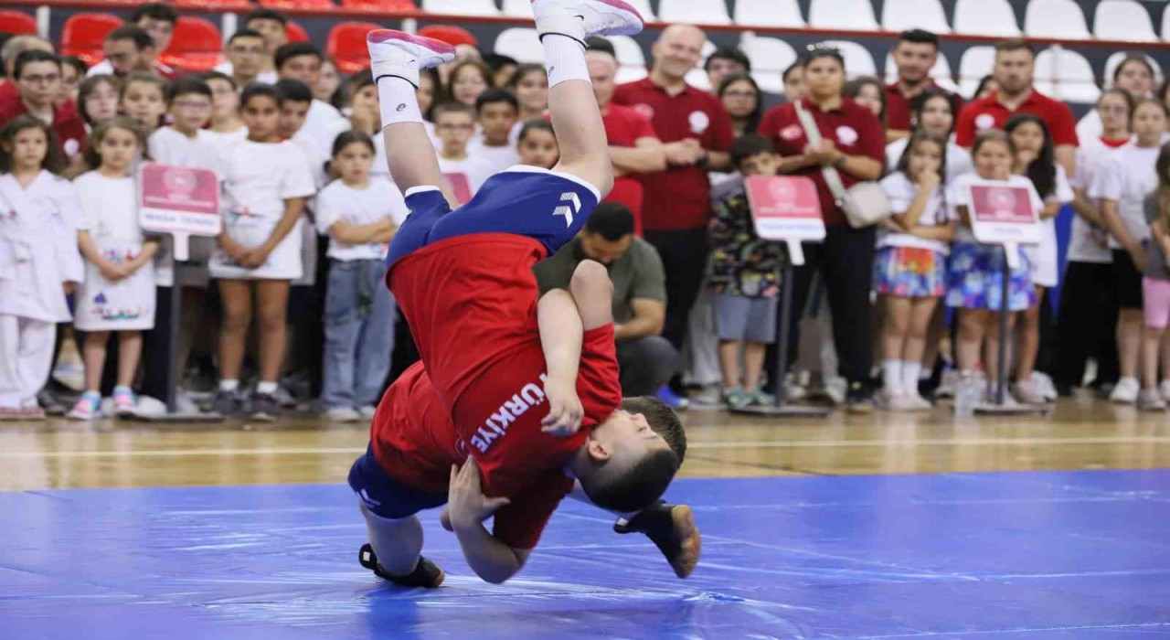 Denizlide yaz spor okulları coşkulu bir törenle açıldı