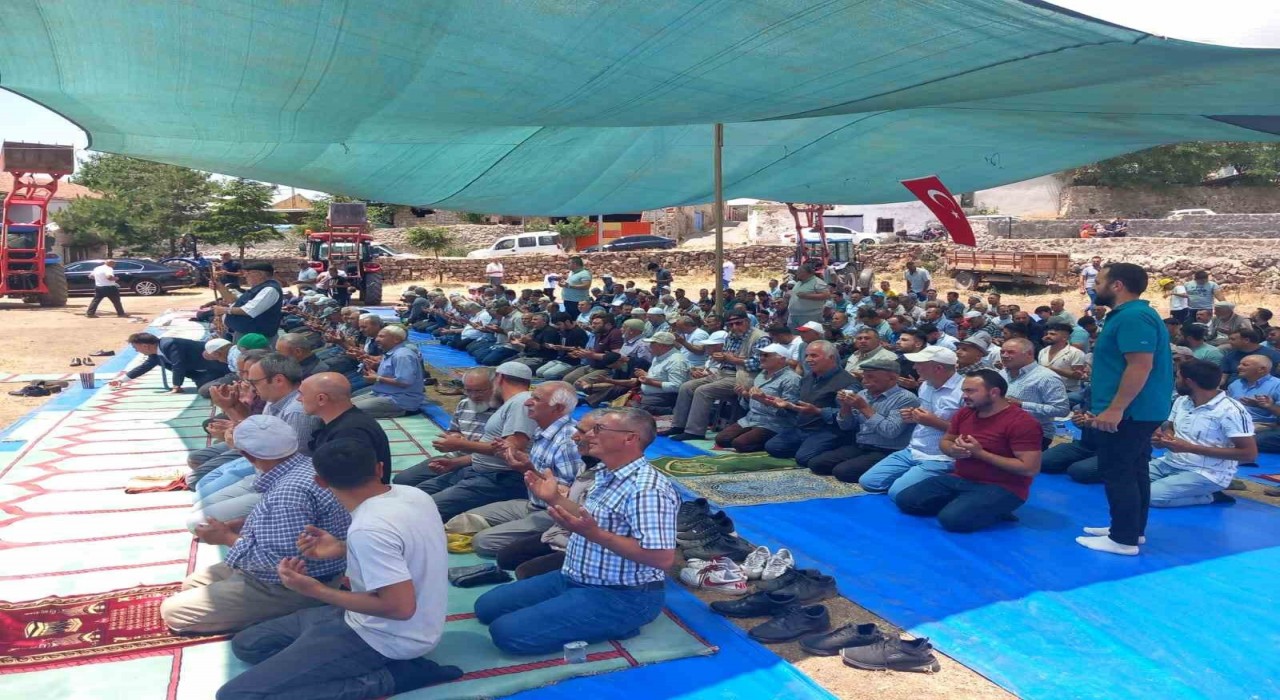 Develinin Çomaklı köyünde yağmur duası yapıldı