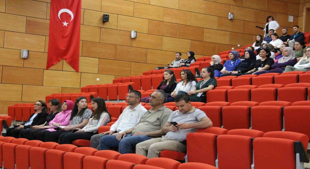 Devlet Hastanesinde sağlık çalışanlarına yönelik iletişim eğitimi