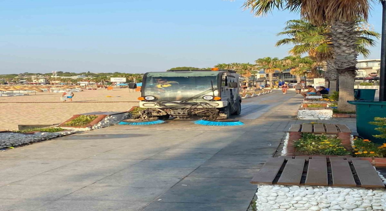 Didim Belediyesi sahil temizliğini aralıksız sürdürüyor