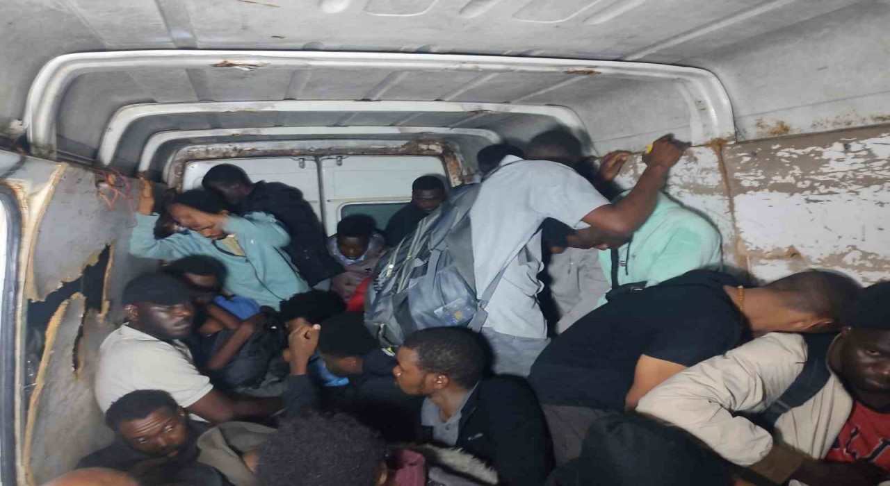 Didimde araç içerisinde 31 düzensiz göçmen yakalandı