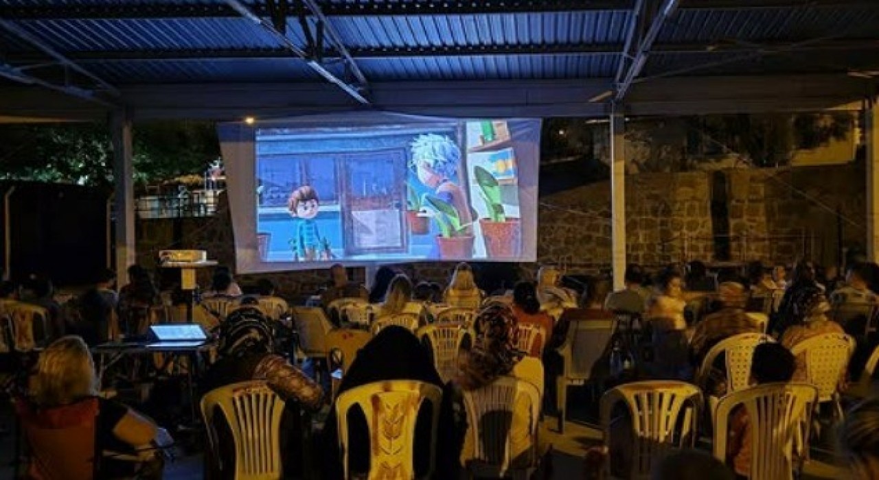Dikilide açık hava sinemasına yoğun ilgi