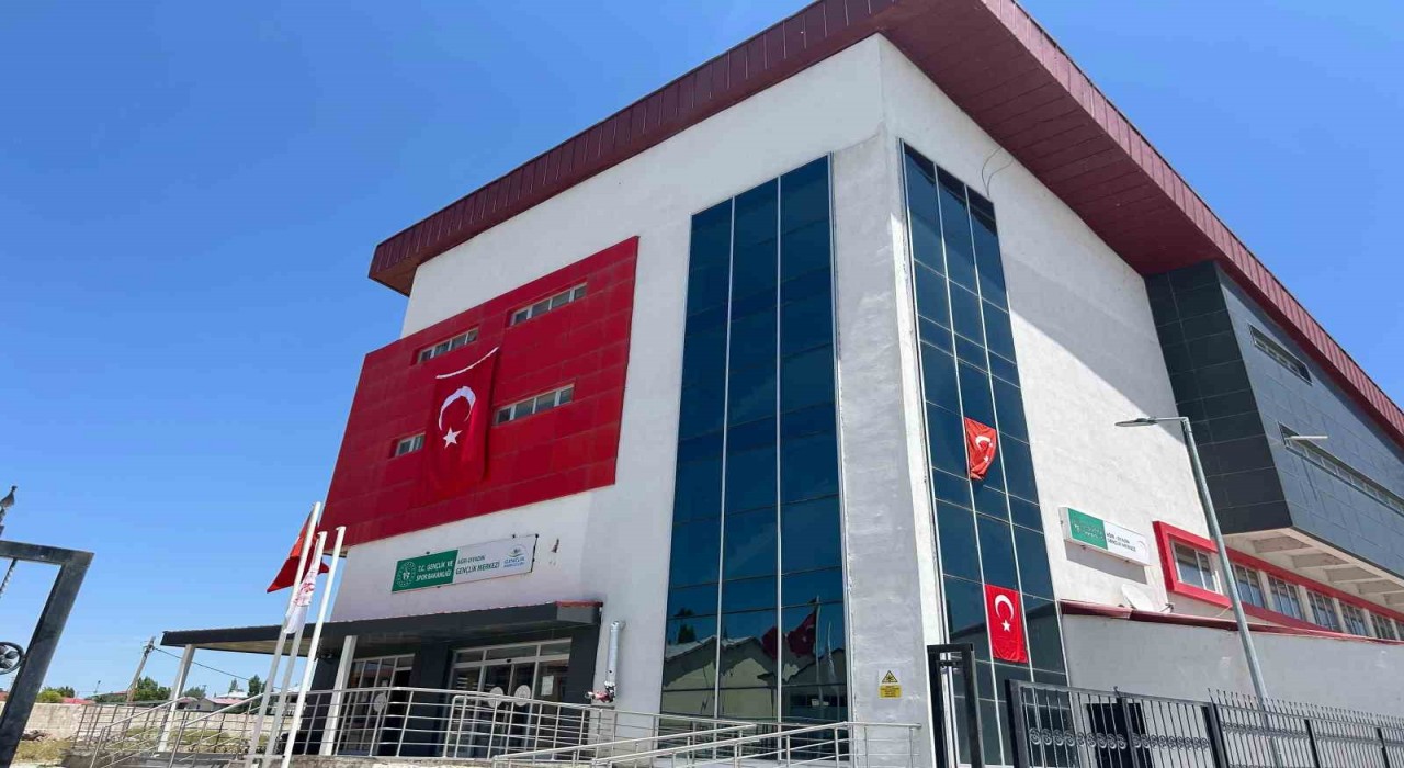 Diyadinde sokaklar al bayrakla donatıldı