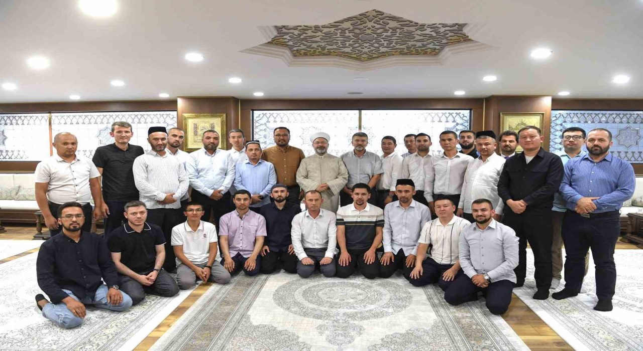Diyanet İşleri Başkan Erbaş, Türk devletlerinden gelen akademisyen ve öğrencilerle buluştu