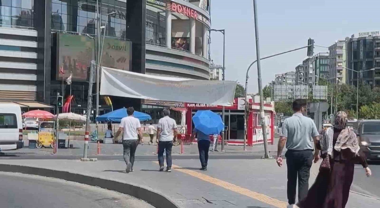 Diyarbakır sıcağında şemsiyeli çözüm