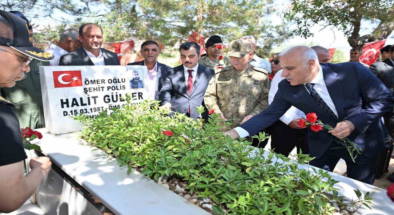 Diyarbakırda 15 Temmuz şehitleri kabirleri başında dualarla anıldı