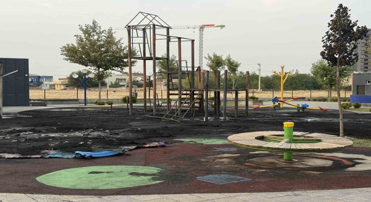 Diyarbakırda çocuk parkı alevlere teslim oldu