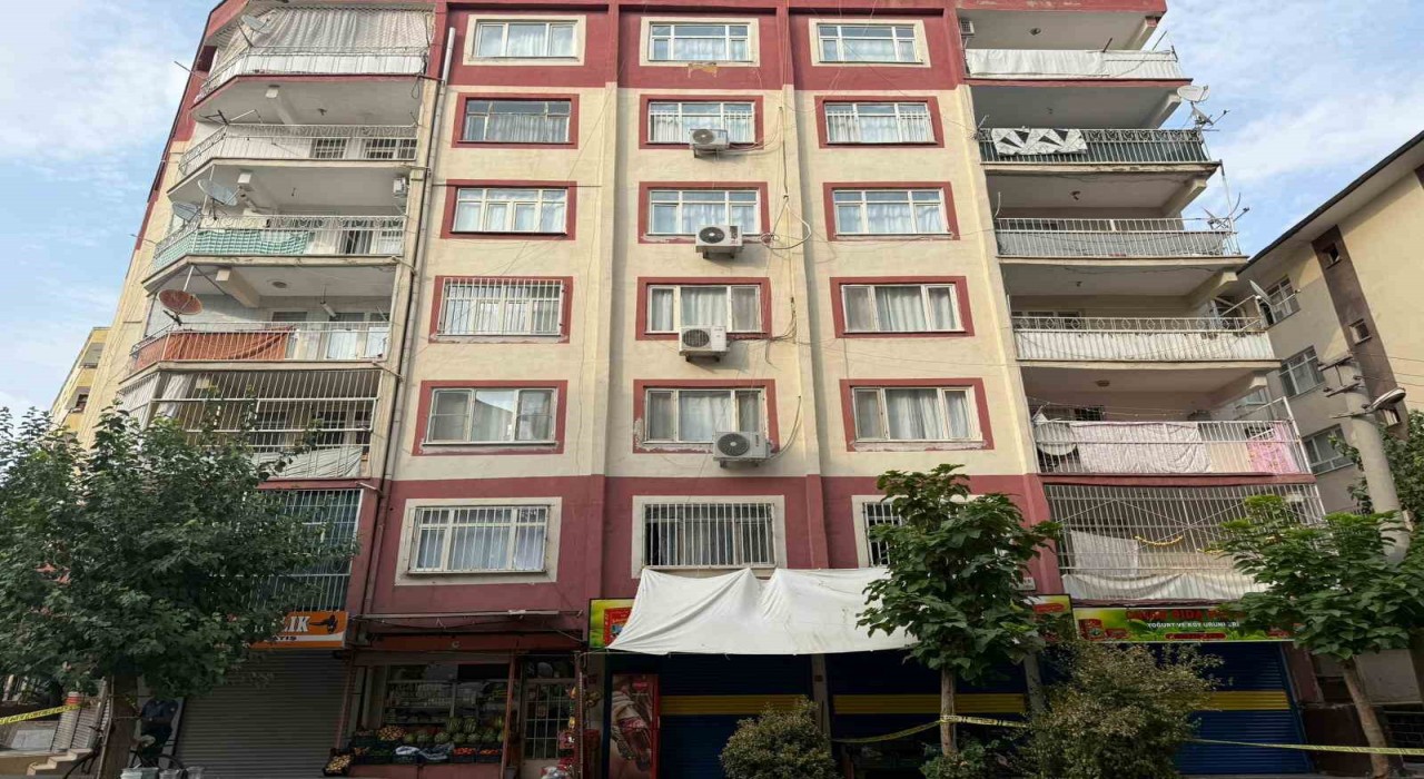 Diyarbakırda depremde hasar alan bina boşaltıldı