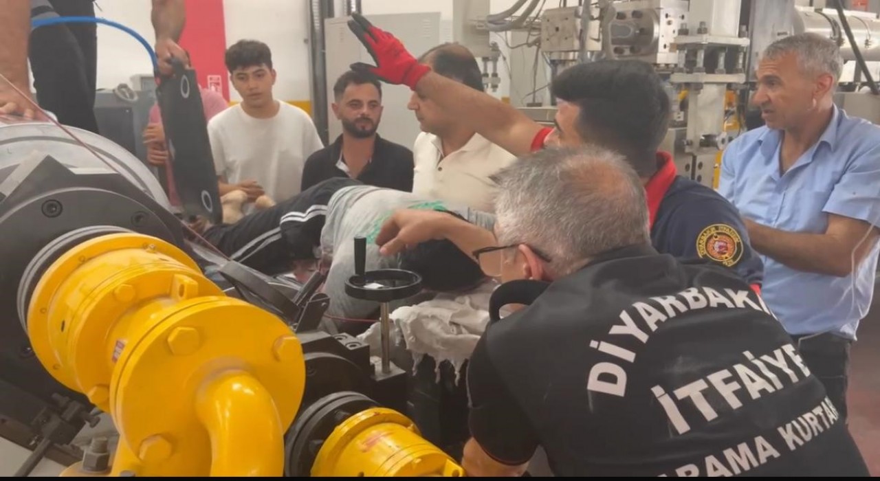 Diyarbakırda elini levha kesme makinesine kaptıran işçi yaralandı