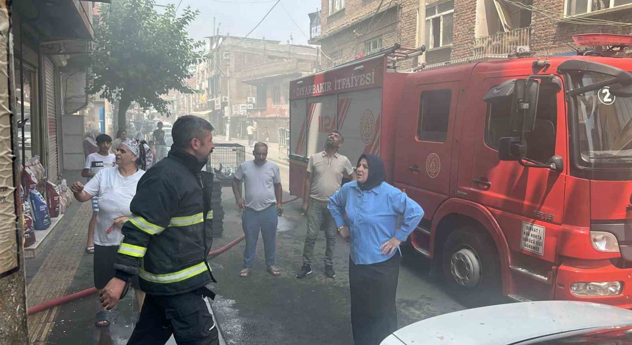 Diyarbakırda ev yangını: Cadde dumanla kaplandı