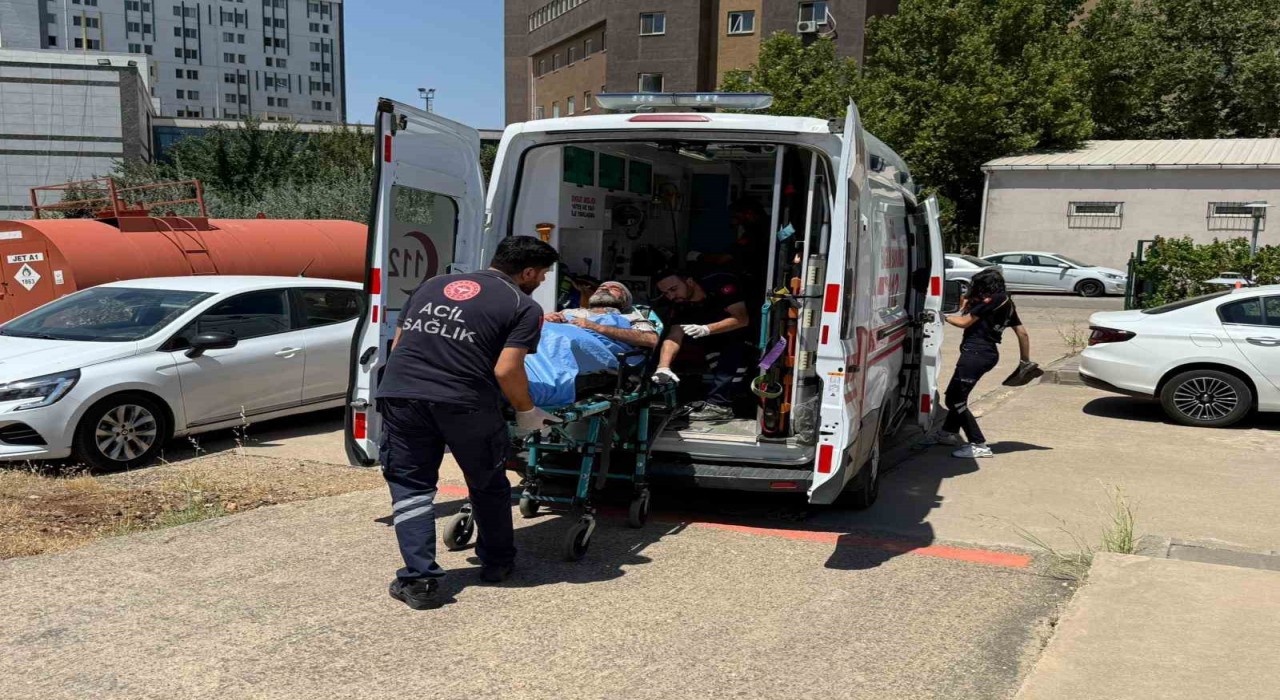 Diyarbakırda felç geçirme şüphesi bulunan vatandaş, ambulans helikopterle hastaneye sevk edildi