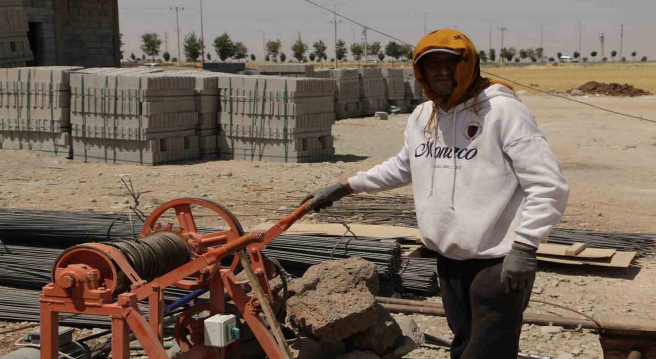 Diyarbakırda inşaat işçilerinin 49 derece kavurucu sıcaklar altında mücadelesi