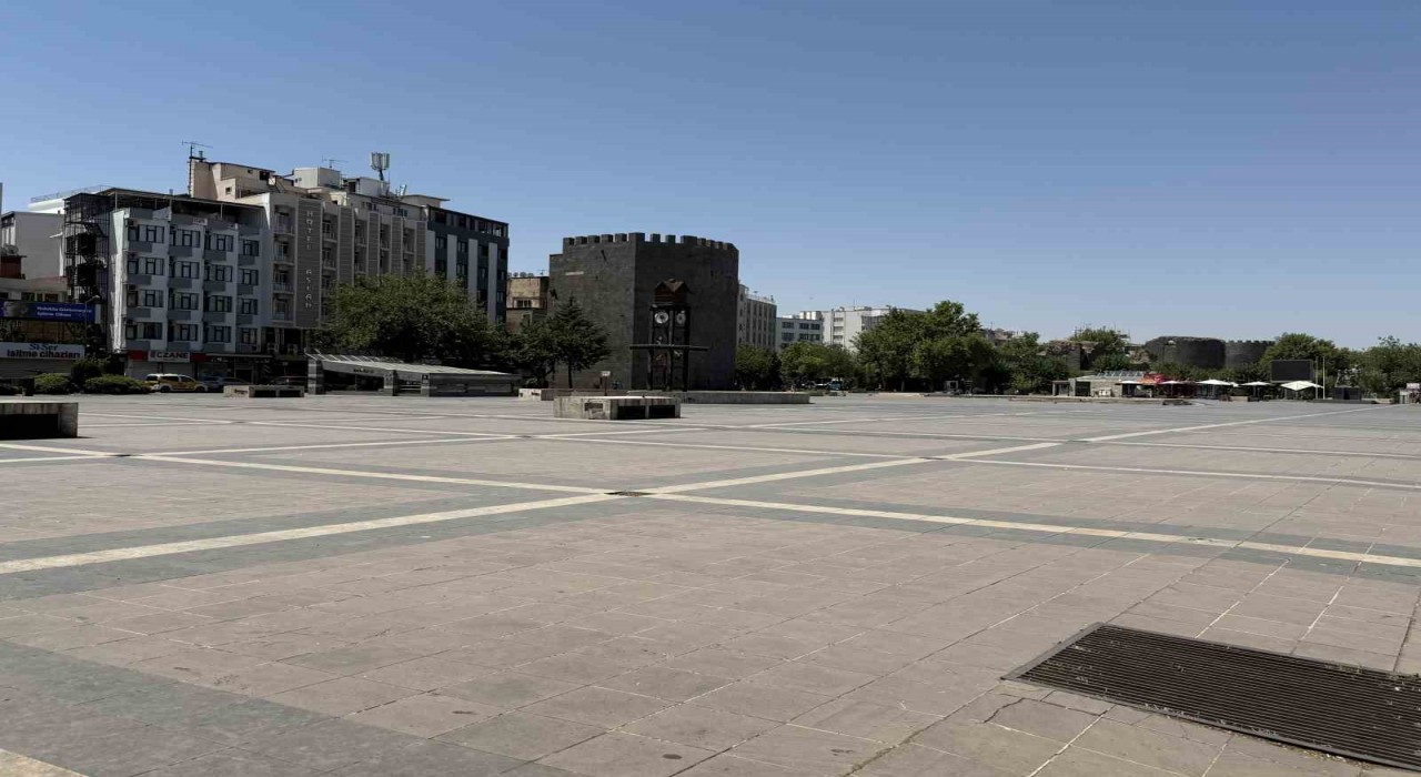 Diyarbakırda kavurucu sıcaklar tarihi mekanları boşalttı