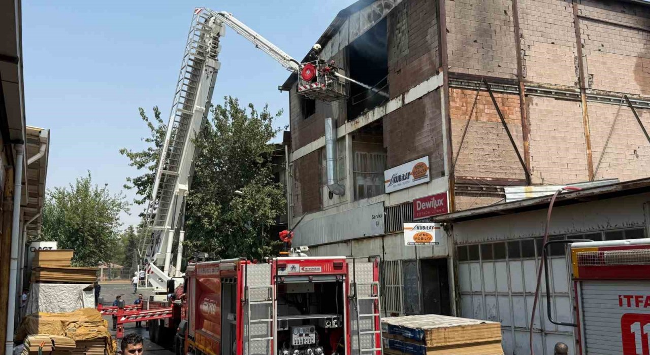 Diyarbakırda mobilya boya atölyesinde yangın: Dumanlar gündüzü geceye çevirdi