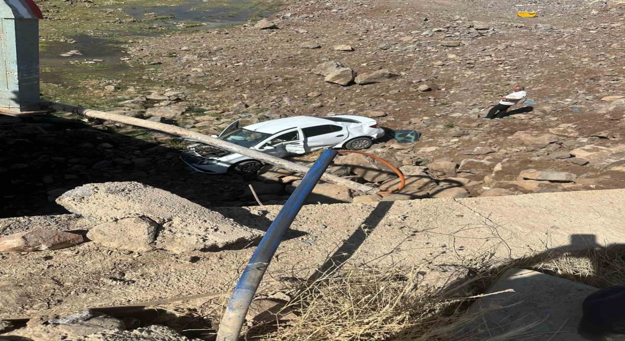 Diyarbakırda otomobil köprüden düştü: 1 yaralı
