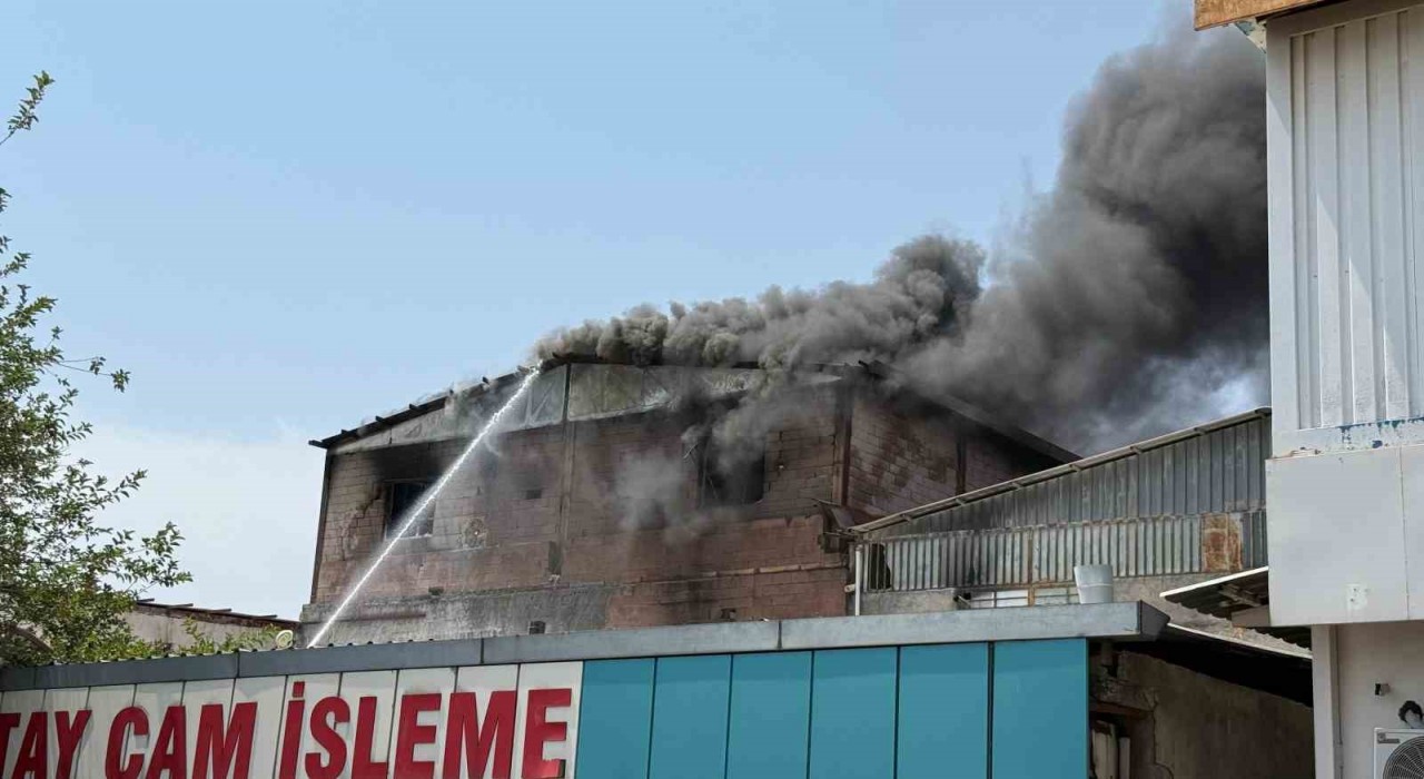 Diyarbakırda sanayi sitesinde bulunan kereste deposunda yangın çıktı. Bölgeye çok sayıda itfaiye ekibi sevk edildi. Söndürme çalışmaları devam ediyor.