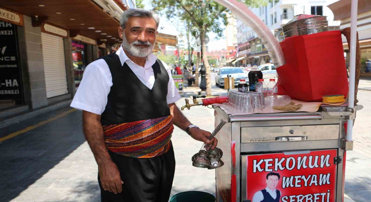 Diyarbakırda sıcakların kurtarıcısı: Meyan kökü şerbeti