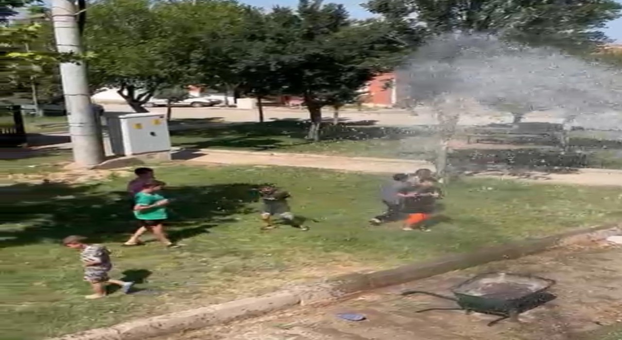 Diyarbakırda sıcaktan bunalan çocuklar tazyikli suyla serinledi