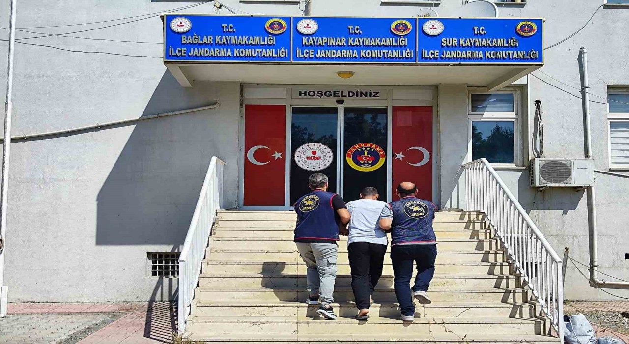 Diyarbakırda toplam 45 yıl hapis cezası bulunan 2 zanlı yakalandı