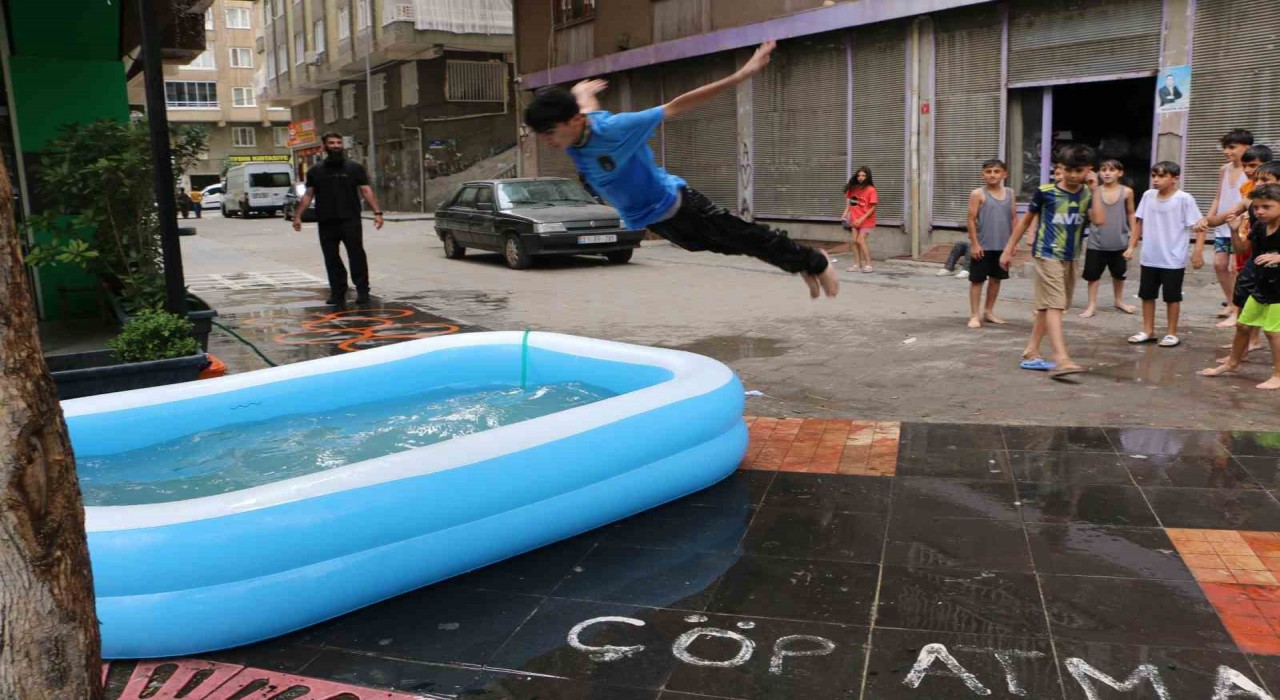 Diyarbakırlı esnaf sıcaktan bunalan çocuklara şişme havuz açtı