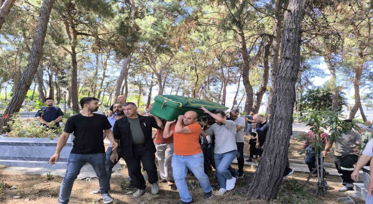 Doğum esnasında genç kadın vefat etti, evladı yaşama tutundu