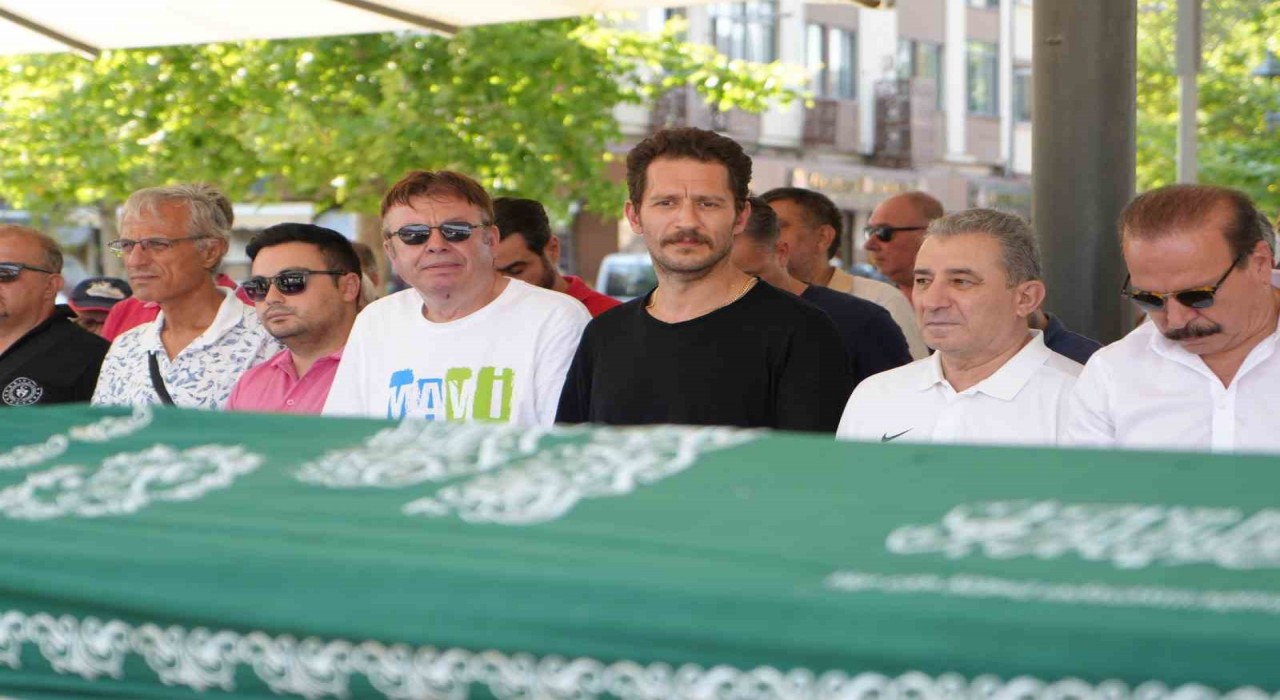 Doğum gününde acı haberi alan ünlü oyuncu, dedesini son yolculuğuna uğurladı