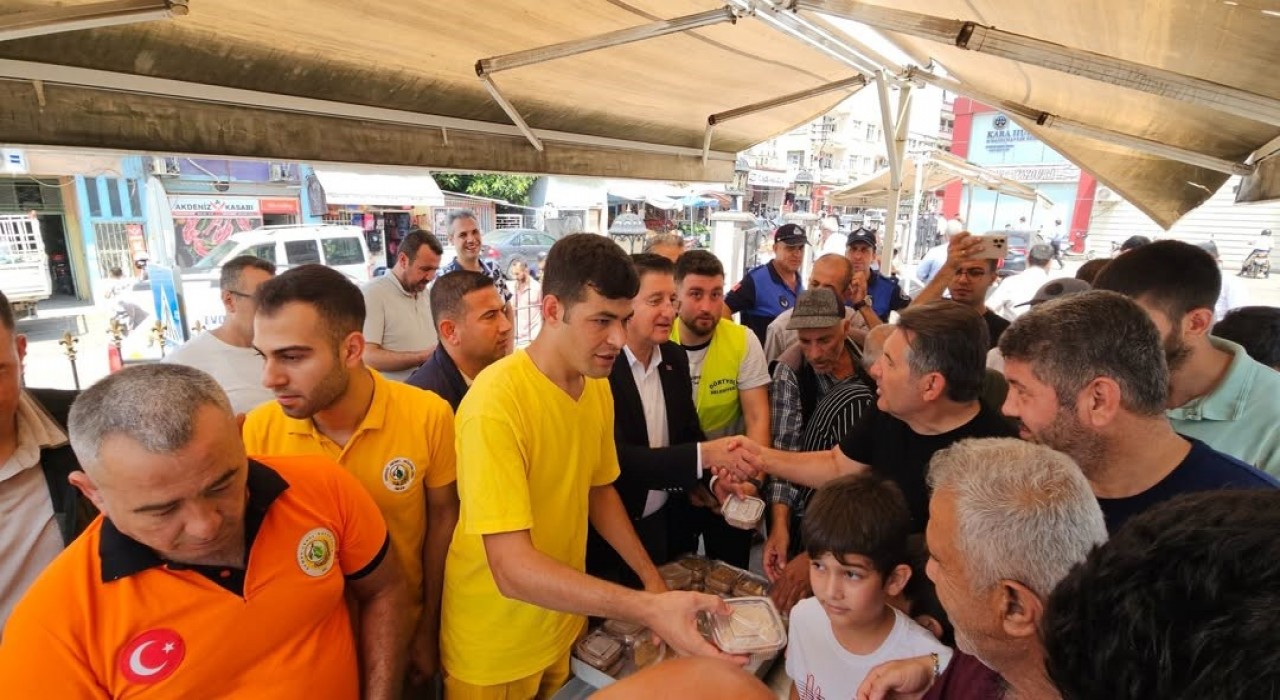 Dörtyolda orman yangınında şehit düşen kahramanlar için helva dağıtıldı