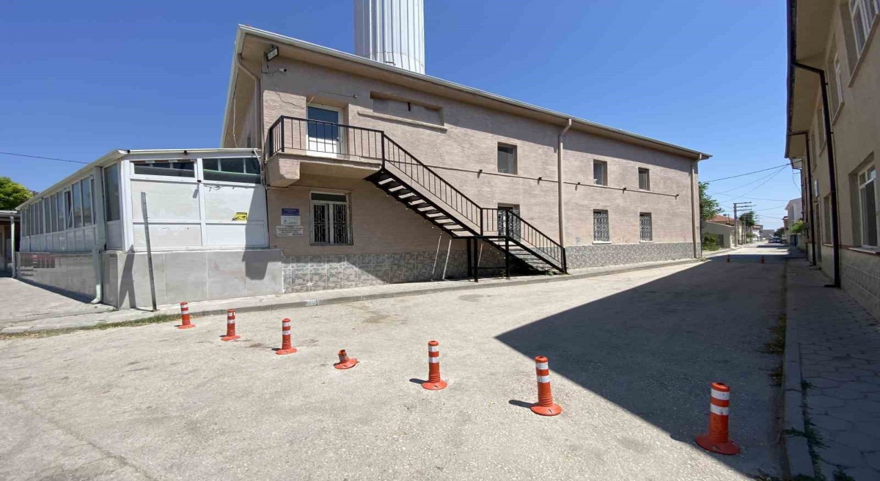 Dubalarla kapatılan sokağın ilginç görünümü