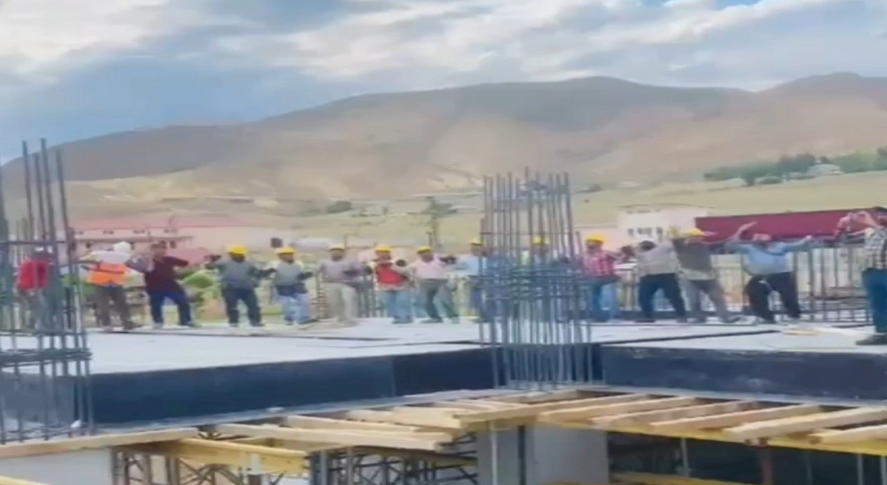 Düğün salonunda çalan müziğe eşlik eden işçilerin görüntüsü gülümsetti