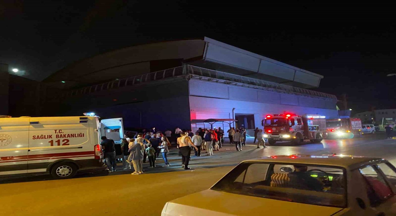 Düğün salonunda korkutan yangın: 2si çocuk 4 kişi dumandan etkilendi