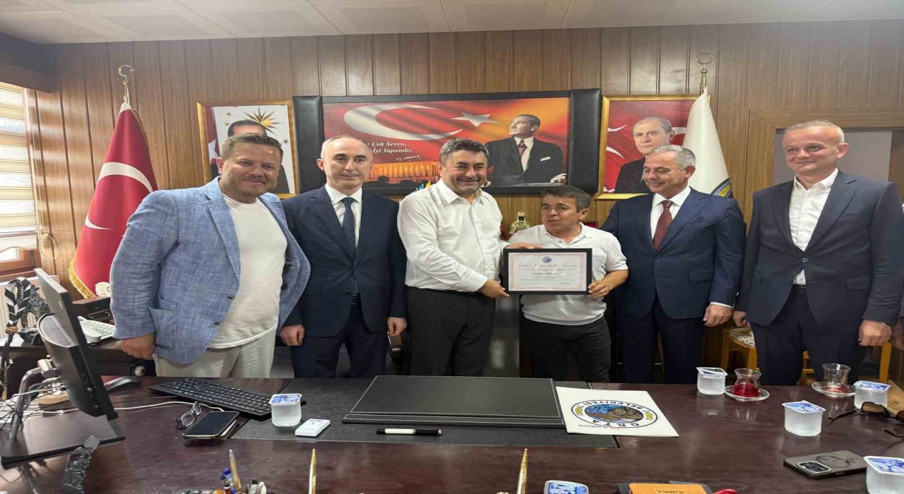 Dünya rekortmeni Halil Mutluya Çankırıda fahri hemşehrilik beratı