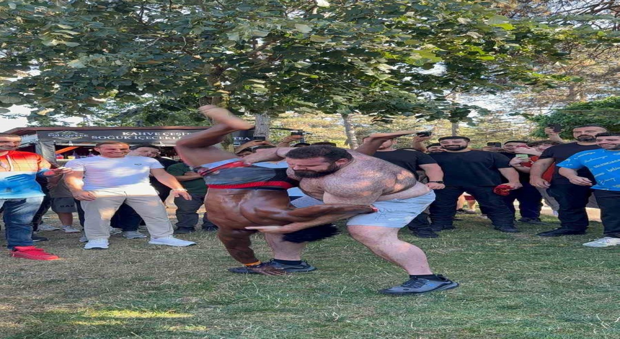 Dünyaca ünlü yayıncı Speed, Çekmeköyde yağlı güreş yaptı