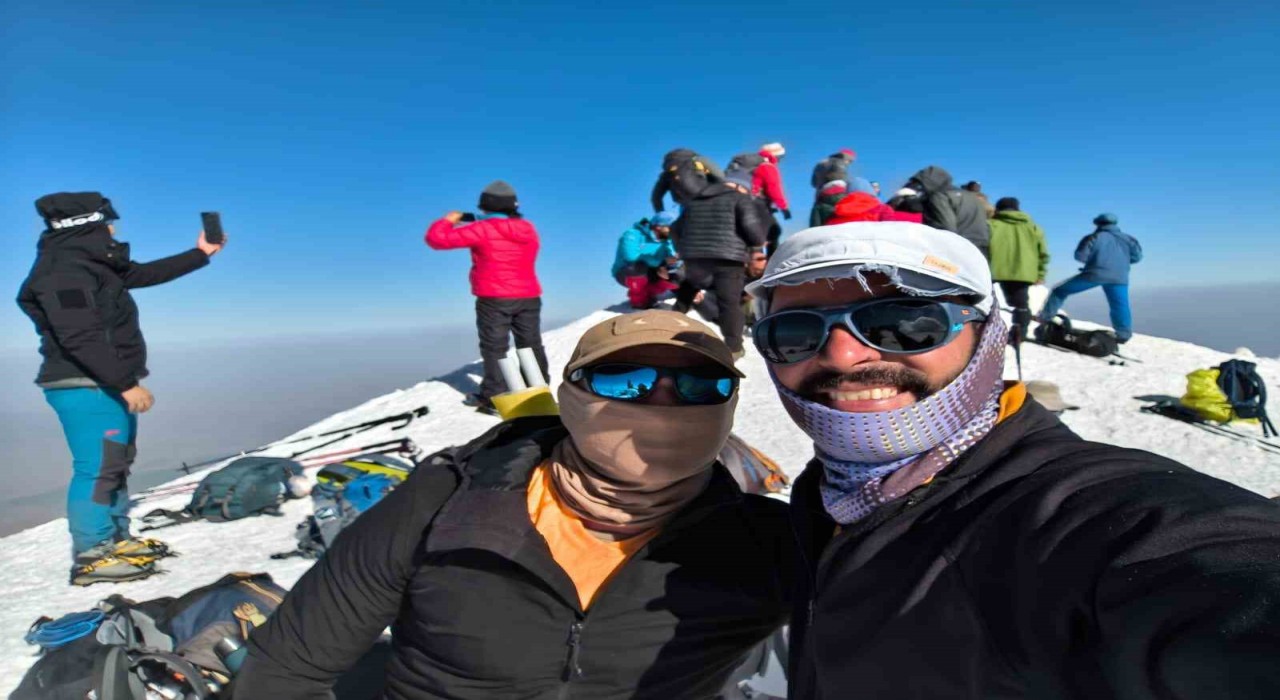 Dünyanın dört bir yanından gelen dağcılar, Ağrı Dağı zirvesine tırmandı