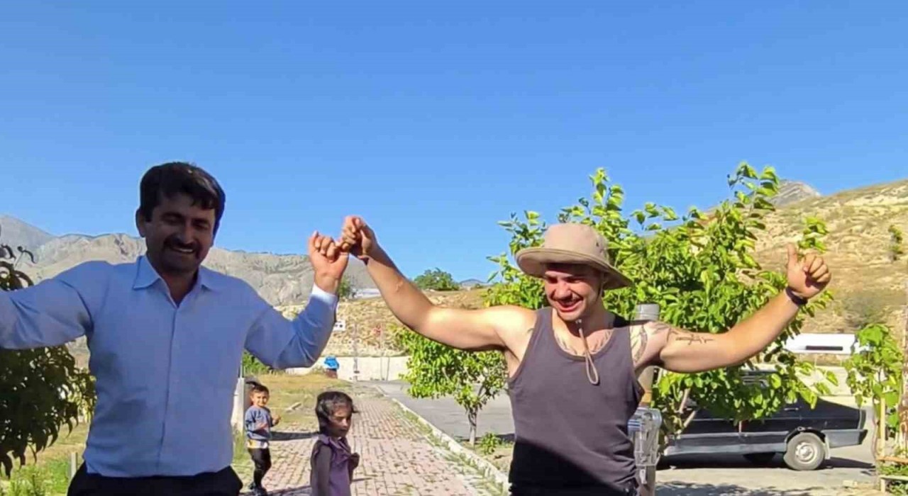 Dünyayı gezen Portekizli turist, Tortum Şelalesinde Erzurum havası oynadı