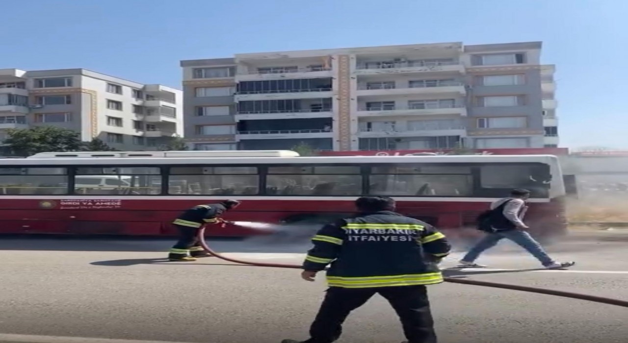 Durakta yolcu bekleyen halk otobüsünde yangın