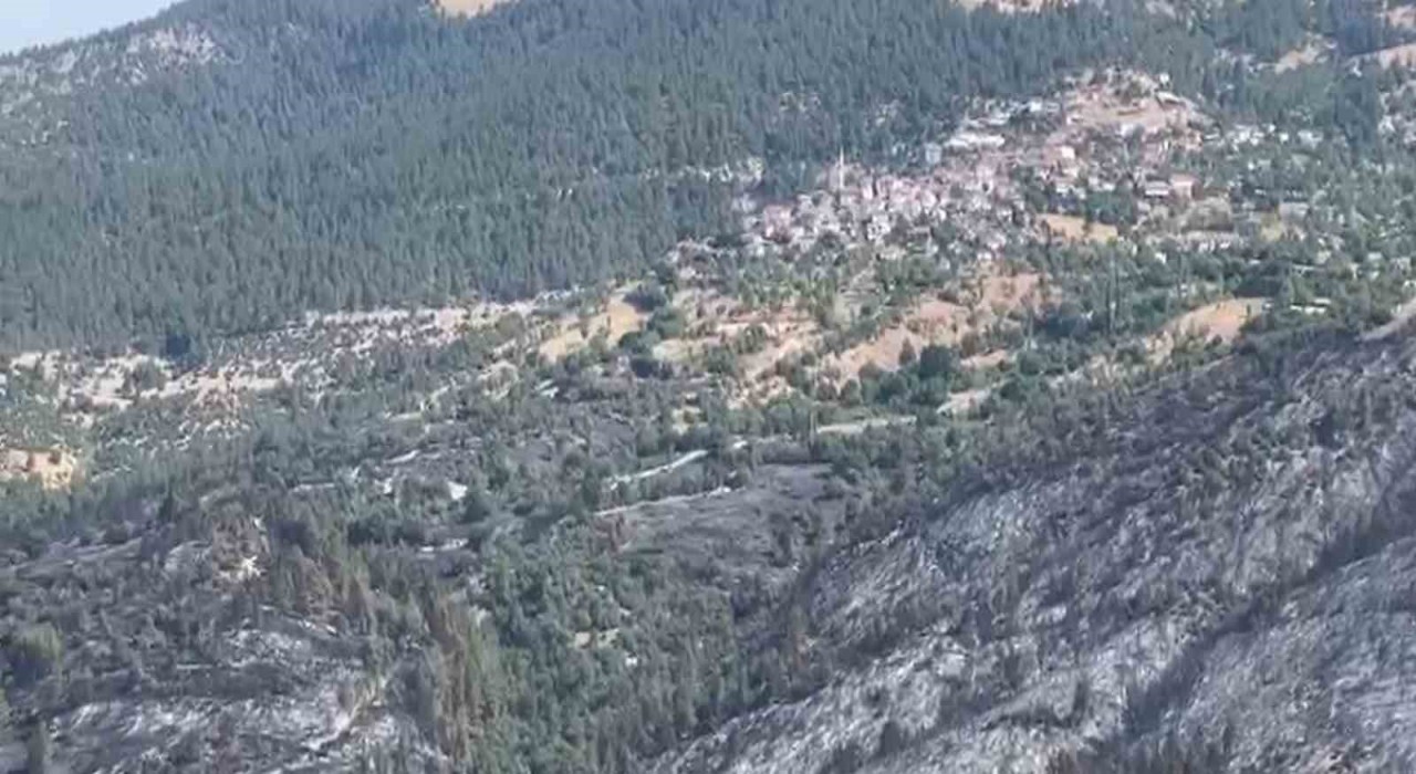 Dursunbey yangınında soğutma çalışmaları başladı