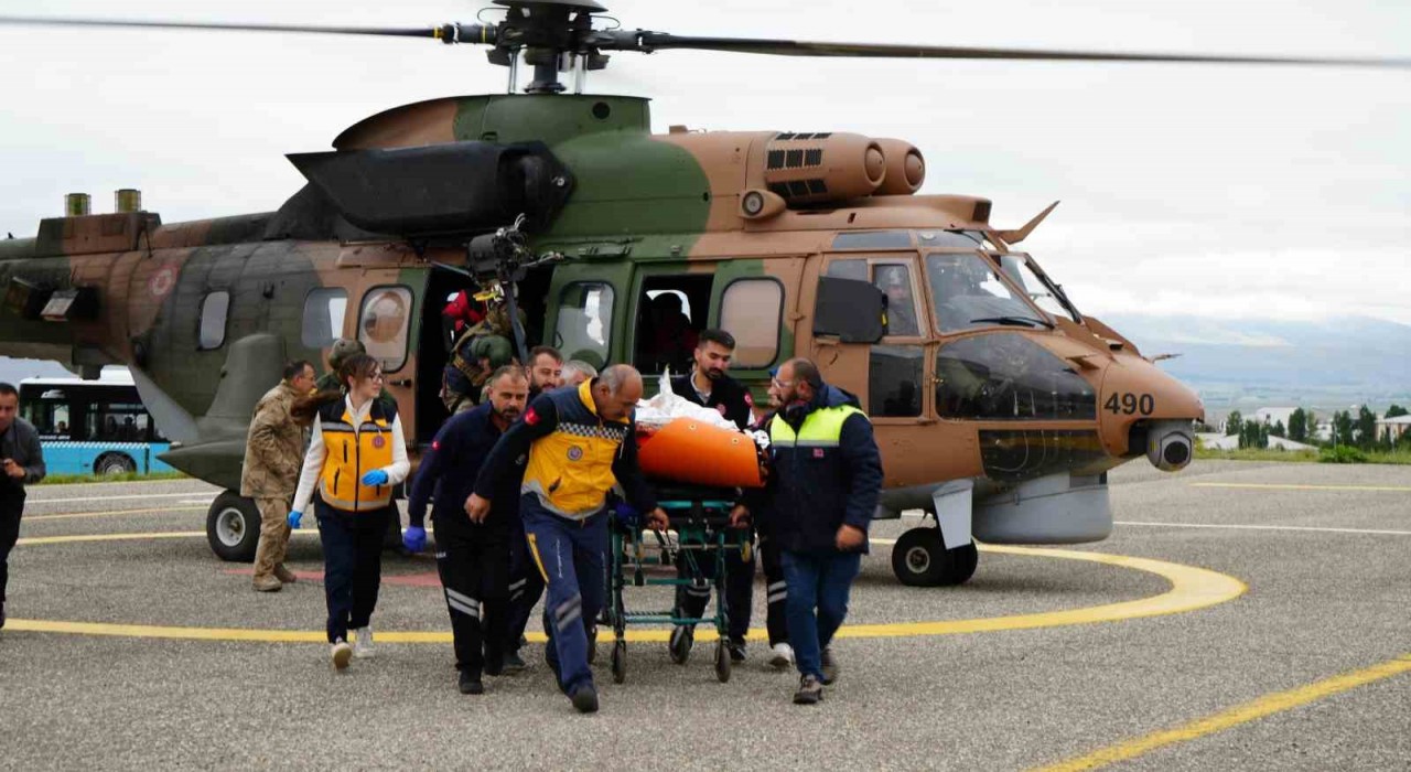 Düşen uçakta ağır yaralanan kadın yolcu, helikopter ile Erzuruma getirildi