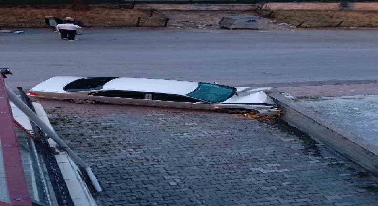 Duvara çarpan otomobilin sürücüsü yaralandı