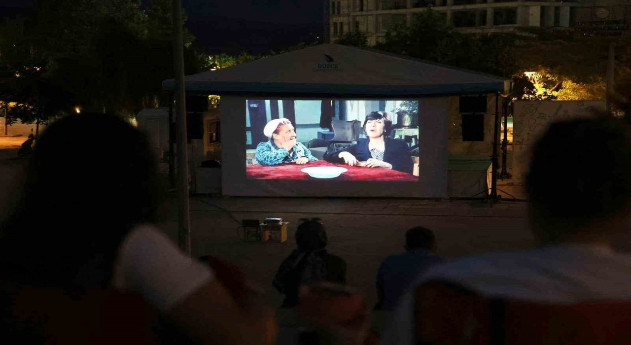 Düzce Üniversitesinde açık hava sinema günleri başladı