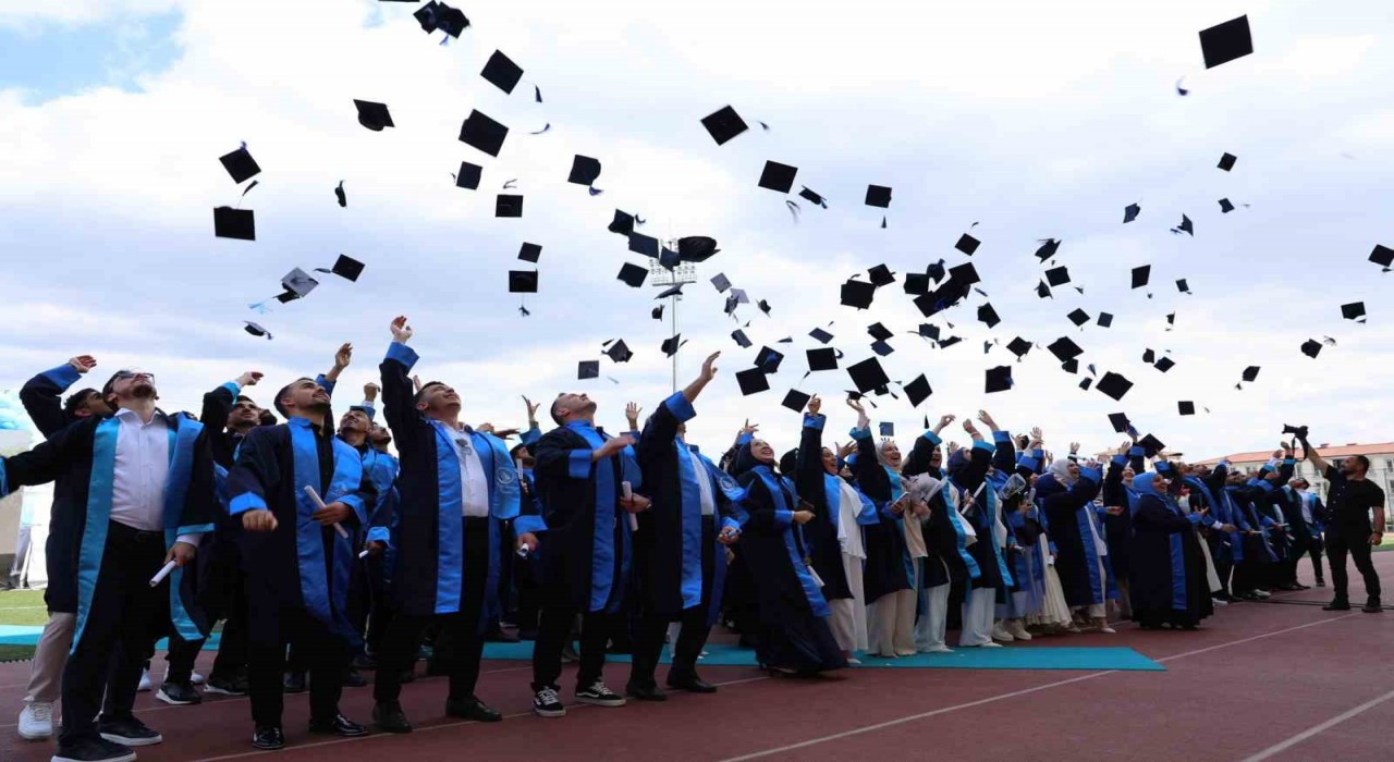 Düzce Üniversitesinde mezuniyet coşkusu